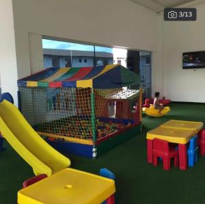 a room with a play room with a play center at Lacqua Diroma apartamento barato in Caldas Novas