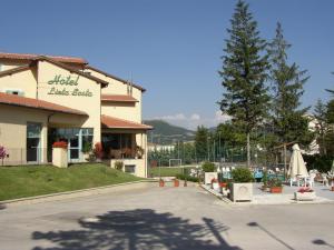 Nespecifikovaný výhled na hory nebo výhled na hory při pohledu z hotelu