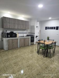 una cucina con un tavolo e sedie in una stanza di Departamento confortable 2 a Puerto Iguazú
