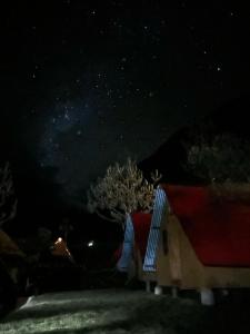 a night view of a house with a starry sky at Hostel el molle capulichayoc in Santa Teresa