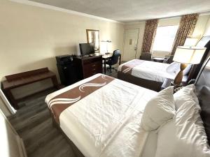 Katil atau katil-katil dalam bilik di Relax Inn Perry National Fairgrounds Area I-75 +1 gambar