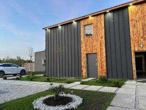 Budova, kde se farma nachází