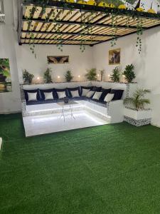 ein Wohnzimmer mit einem Sofa und einem grünen Teppich in der Unterkunft Luxury chambre accès résidence1 Ngor-Almadies in Dakar + 5 Fotos