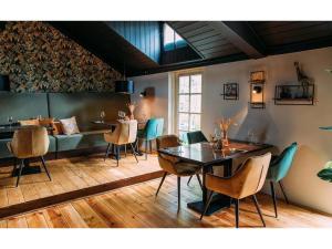 Un comedor con mesa y sillas en Forest Villa in Markelo with Sunny Garden, en Markelo