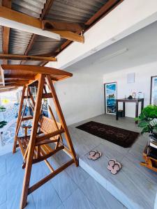 Palanda nebo palandy na pokoji v ubytování Mek Kiting Chalet Campsite