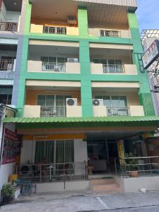 a building with a green and white at JD Guesthouse in Pattaya Central