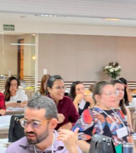 若昂佩索阿SH Flat的一群人坐在房间里