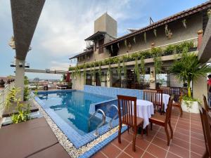 Bazén v ubytování Bronam Residence & Spa nebo v jeho okolí