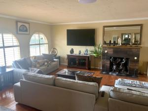 Una sala de estar con dos sofás y una chimenea. en Rooms in Bay Park, San Diego, en San Diego