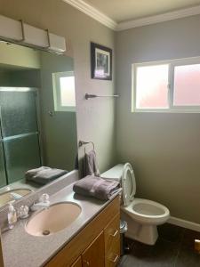 un baño con lavabo e inodoro en Rooms in Bay Park, San Diego, en San Diego 13 fotos más