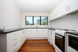 Η κουζίνα ή μικρή κουζίνα στο Bayhaven +14 φωτογραφίες