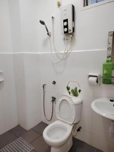 ein Badezimmer mit Toilette und Waschbecken in der Unterkunft Tebrau City Residence by Natol in Johor Bahru + 15 Fotos