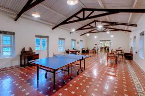 una habitación con una mesa de ping pong. en Holiday Home Resort, en Kodaikanal