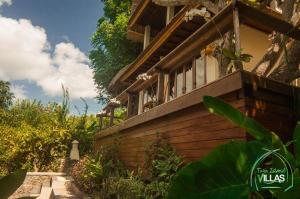 una casa con un balcón en el lateral. en Twin Island Villas & Dive Resort en Nusa Lembongan
