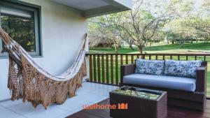 a hammock on a porch with a couch at Refugio com Lazer Completo em Gravata in Gravatá