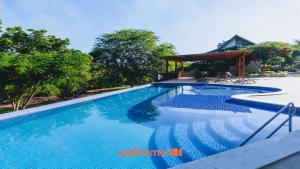 a large blue swimming pool with a gazebo at Refugio com Lazer Completo em Gravata in Gravatá