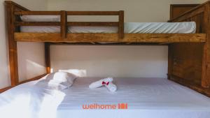 a bed with two bunk beds with towels on it at Refugio com Lazer Completo em Gravata in Gravatá