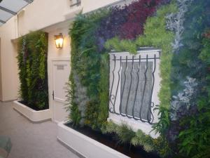 una pintura de una puerta en una pared en Hotel du Dragon, en París