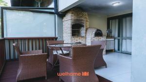 a patio with a table and chairs and a brick oven at Refugio com Lazer Completo em Gravata in Gravatá +41 photos