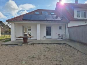 une maison avec des panneaux solaires sur le toit dans l'établissement Maison de vacances à Fort Mahon Plage, Baie d'Authie - FR-1-482-154, à Fort-Mahon-Plage