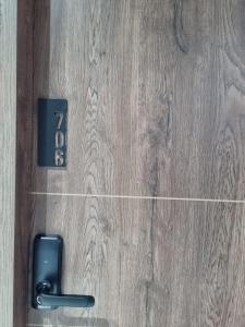 Eine Tür mit Telefon. in der Unterkunft Acogedor apartamento en Santa Rosa de Cabal in Santa Rosa de Cabal + 22 Fotos