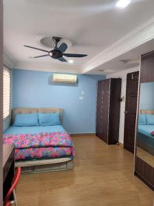 Postel nebo postele na pokoji v ubytování Kinrara HomeStay right at the Heart of Puchong