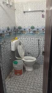 UttarkāshiにあるSurkanda Home stayのバスルーム(トイレ、バケツ付)