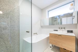 un bagno con doccia in vetro e lavandino di 2BR Elsternwick Escape with Courtyard a Melbourne Altre 15 foto