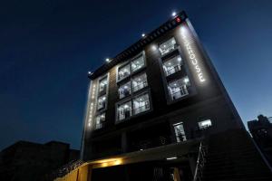 Fotografie z fotogalerie ubytování Townhouse Hotel The Rasa A Premium Park Near Onyx Mall Vasundhara v destinaci Ghaziabád