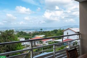 un balcon avec vue sur l'océan dans l'établissement Moutte - Superbe appartement pour deux, à Fort-de-France