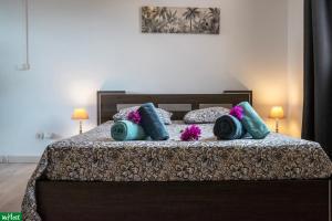- une chambre avec un lit doté de 4 oreillers dans l'établissement Moutte - Superbe appartement pour deux, à Fort-de-France