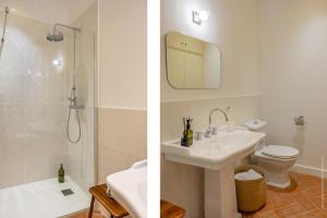 deux photos d'une salle de bain avec un lavabo et des toilettes dans l'établissement Ancien séminaire de la citadelle de Bastia, à Bastia 24 autres photos
