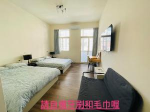 Kama o mga kama sa kuwarto sa 紅橋驛站 桃園市民宿136號