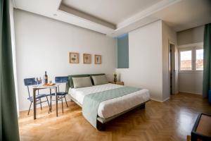 ein Schlafzimmer mit einem großen Bett und einem Tisch in der Unterkunft Relais Luce Florence in Florenz