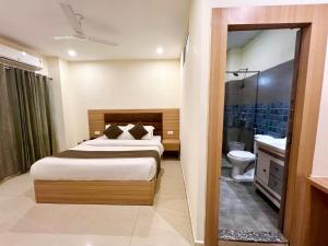 Postel nebo postele na pokoji v ubytování Hotel The Rio, Haridwar + 37 fotografií