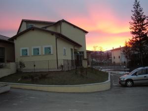 Východ nebo západ slunce při pohledu z hotelu nebo okolí
