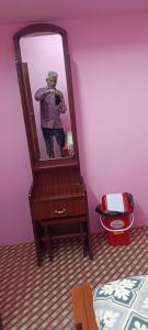 una persona que toma una foto en un espejo en Ashwin Home Stay Room, en Tiruvannāmalai