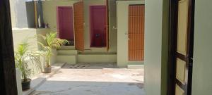 una entrada a un edificio con puertas coloridas en Ashwin Home Stay Room, en Tiruvannāmalai
