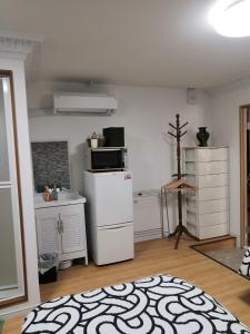 大阪Nippori Osaka Nishi-Tengachaya Guesthouse西天下茶屋アパートメント的厨房配有白色冰箱和微波炉