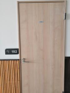 a wooden door with a sign on it at Nippori Osaka Nishi-Tengachaya Guesthouse西天下茶屋アパートメント in Osaka