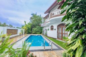 uma imagem de uma casa com piscina em Charming Retreat with Pool in Maharagama, Colombo em Maharagama