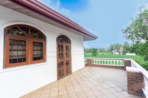 Uma varanda ou terraço em Charming Retreat with Pool in Maharagama, Colombo