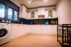 A cozinha ou kitchenette de Charming Retreat with Pool in Maharagama, Colombo