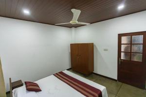 Uma cama ou camas num quarto em Charming Retreat with Pool in Maharagama, Colombo