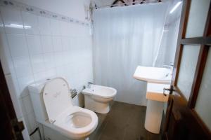 Uma casa de banho em Charming Retreat with Pool in Maharagama, Colombo