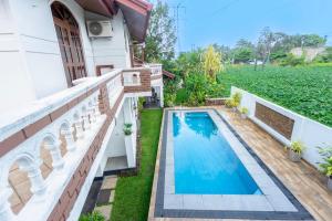 Bazén v ubytování Charming Retreat with Pool in Maharagama, Colombo nebo v jeho okolí + 21 fotografií