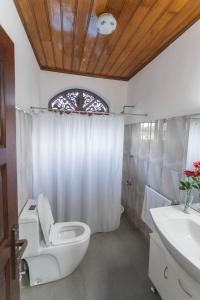 Uma casa de banho em Charming Retreat with Pool in Maharagama, Colombo