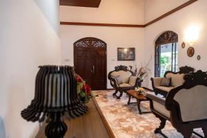 Uma área de estar em Charming Retreat with Pool in Maharagama, Colombo