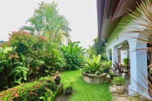 Zahrada ubytování Charming Retreat with Pool in Maharagama, Colombo
