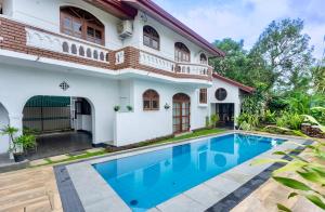 Bazén v ubytování Charming Retreat with Pool in Maharagama, Colombo nebo v jeho okolí